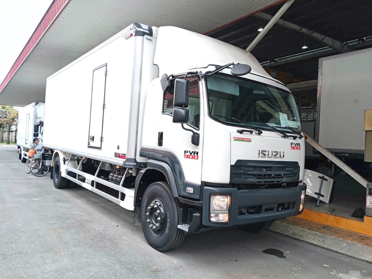 Isuzu FVR 900 thùng đông lạnh