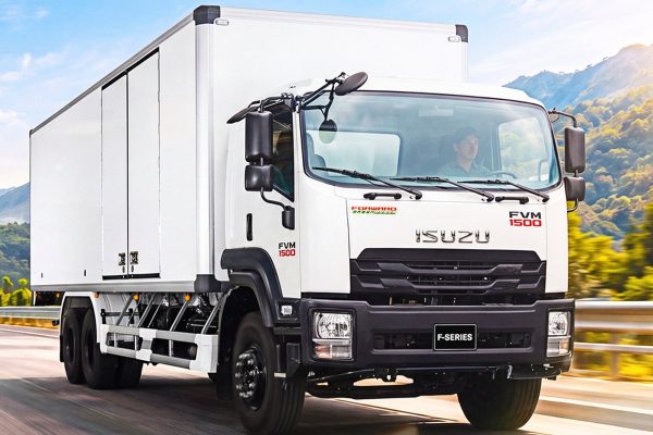 Xe tải Isuzu dòng FVM chạy qua cung đường núi