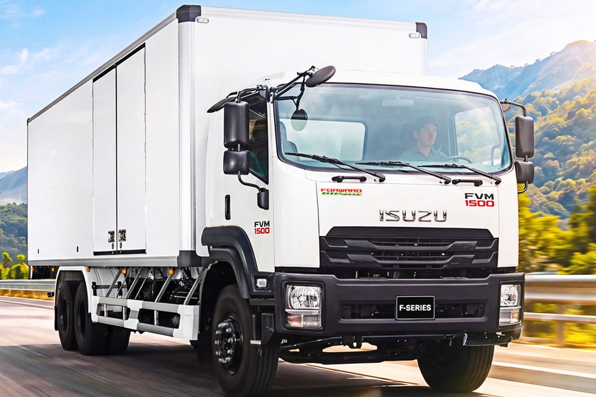 Xe tải Isuzu dòng FVM chạy qua cung đường núi
