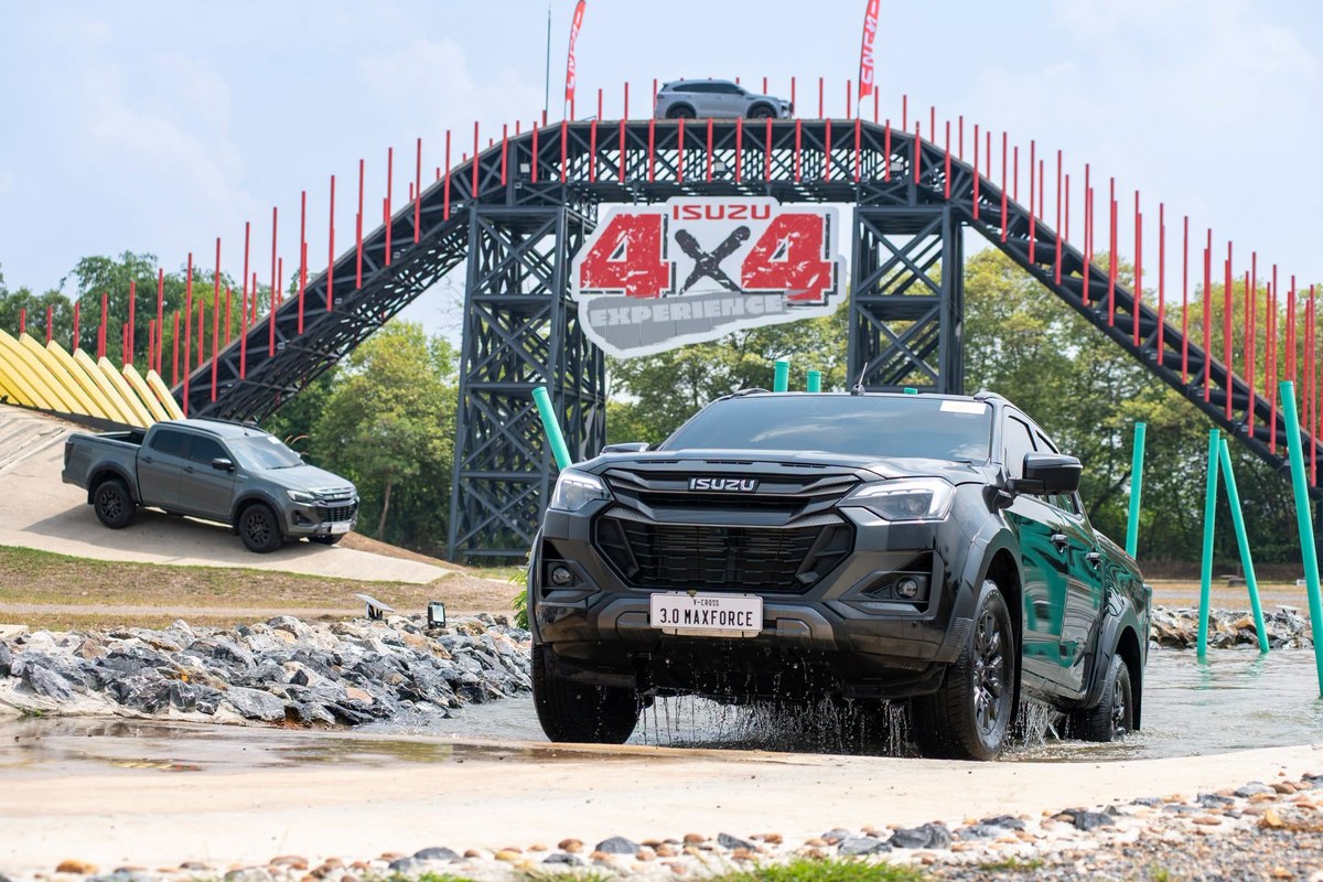 Isuzu D-Max màu đen đi qua đoạn lội nước dưới cổng vòm ISUZU 4x4 Experience