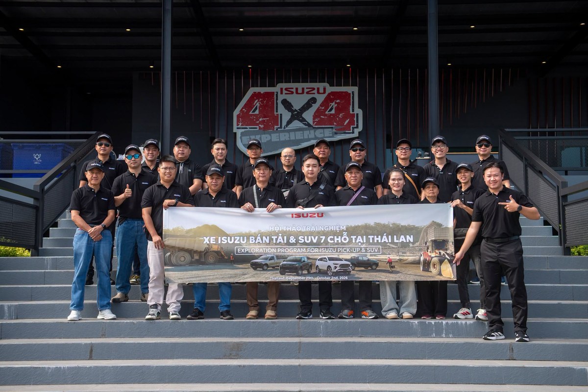Đoàn tham dự chụp ảnh cùng banner hội thảo tại khu ISUZU 4x4 Experience