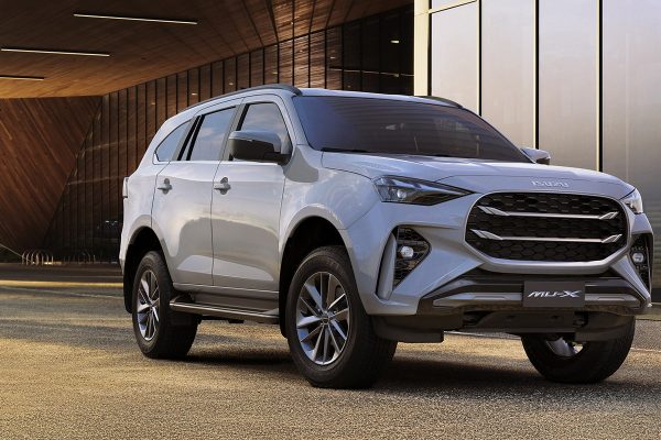 Isuzu MU-X màu bạc đỗ trước tòa nhà
