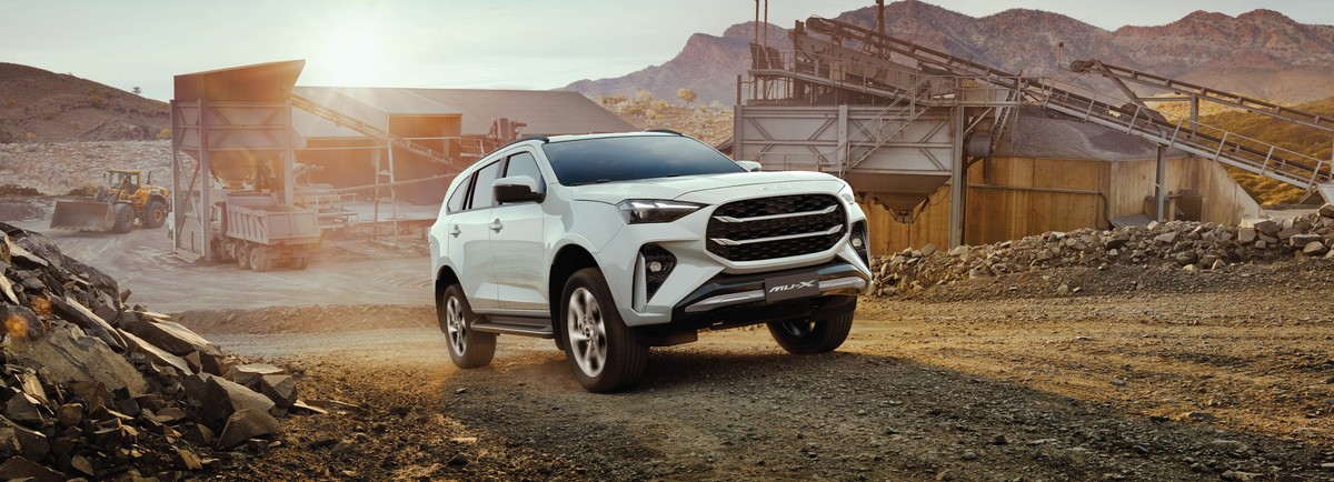 Isuzu MU-X màu trắng tại khu công trường