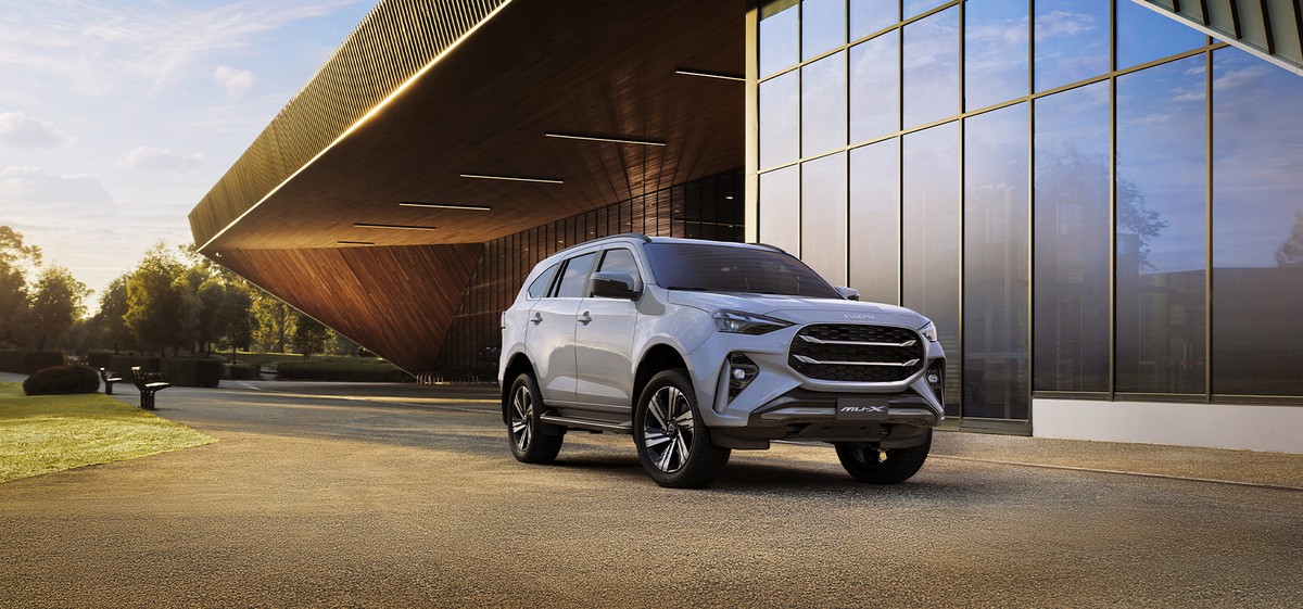 Isuzu MU-X màu bạc trước tòa nhà kính