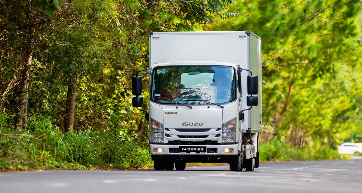 Xe tải Isuzu N-Series thùng kín chạy trên đường rừng
