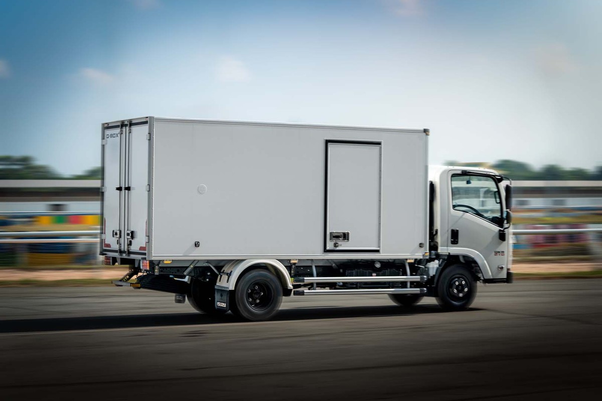 Xe tải Isuzu Q-Series thùng kín nhìn từ phía sau
