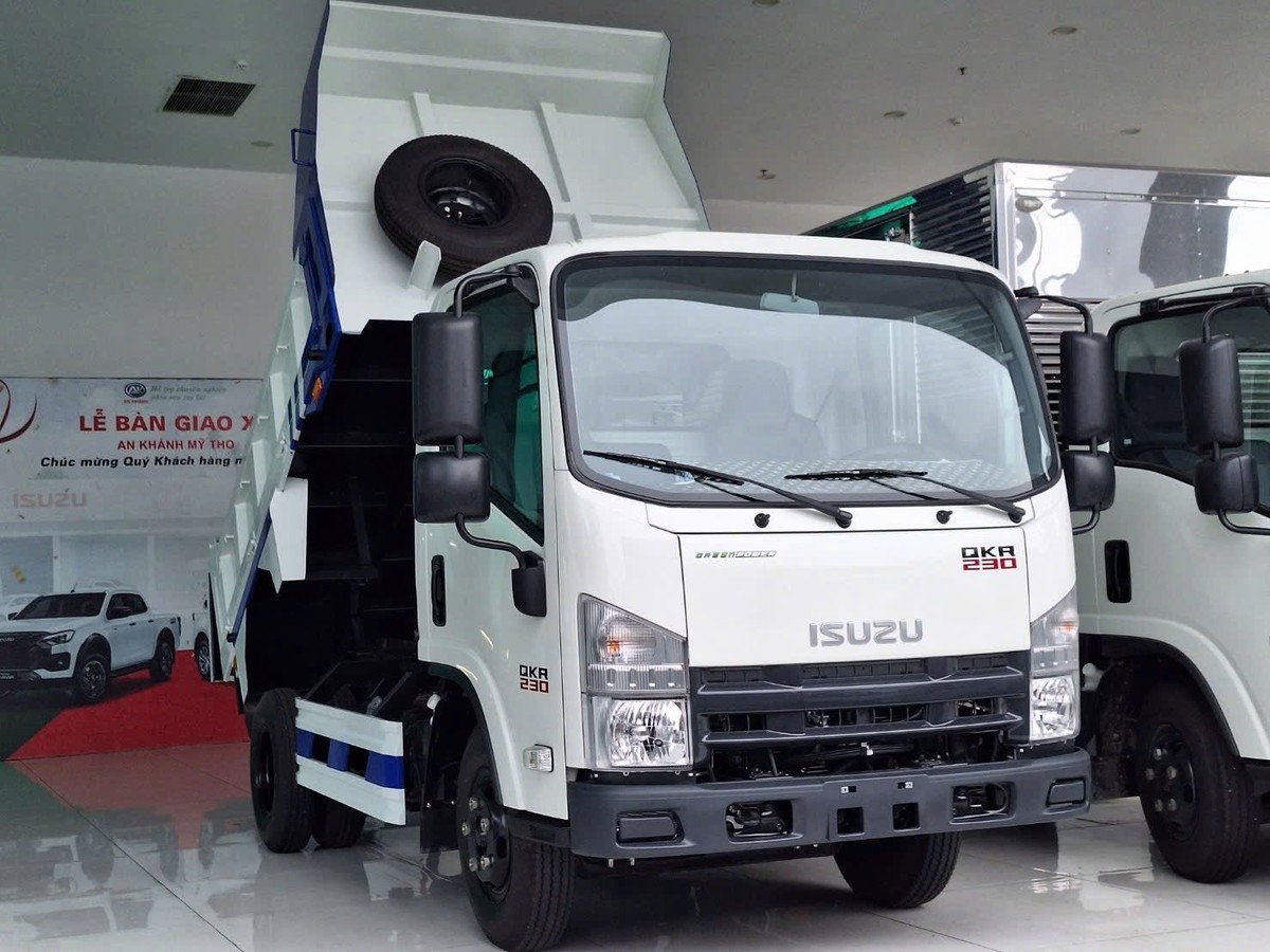 Đầu xe và thùng ben nâng của Isuzu QKR 230 Euro 5