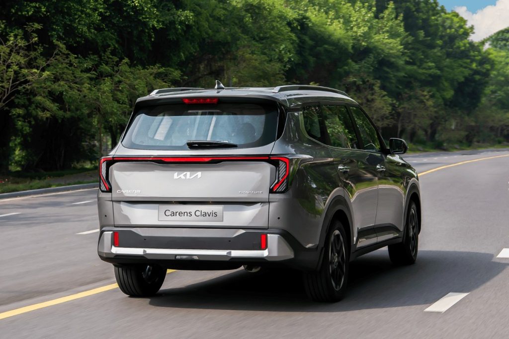 Đuôi xe Kia Carens Clavis với dải đèn hậu LED Star-map