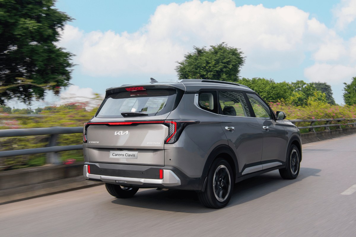 Kia Carens Clavis nhìn từ phía sau chếch sang bên khi vận hành