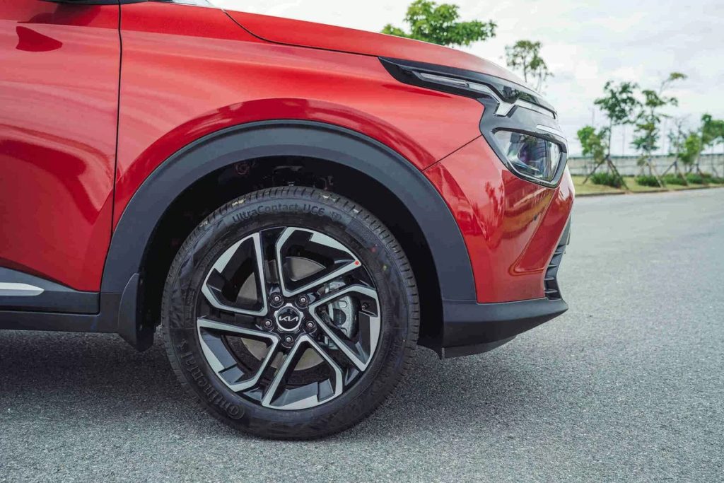 Phần đầu xe và mâm xe Kia Carens