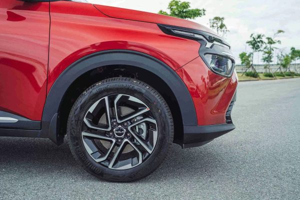 Phần đầu xe và mâm xe Kia Carens