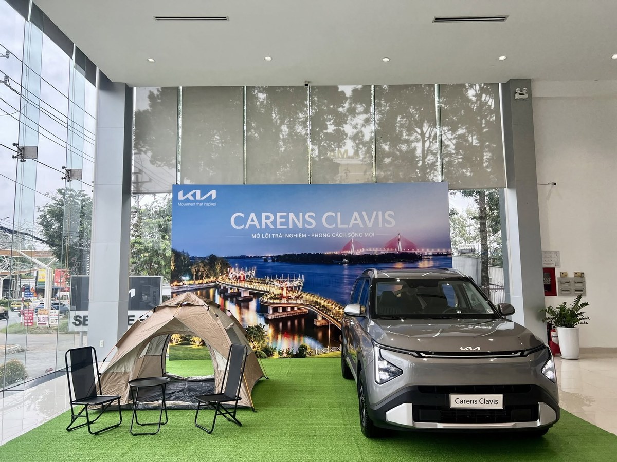 Gian trưng bày Kia Carens Clavis tại showroom Kia Cần Thơ cùng lều cắm trại và ghế dã ngoại