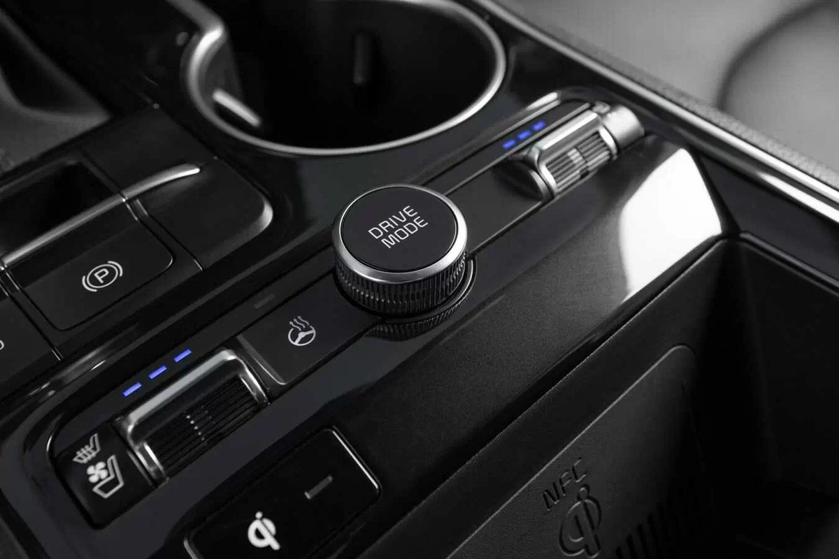 Nút chuyển Drive Mode và phanh tay điện tử của Kia K5