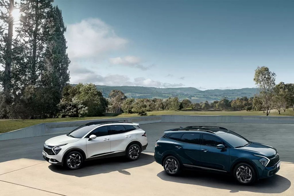 Kia Sportage màu trắng và xanh đỗ cạnh nhau