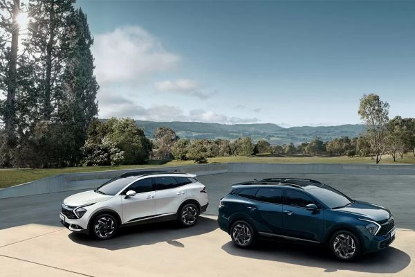 Kia Sportage màu trắng và xanh đỗ cạnh nhau