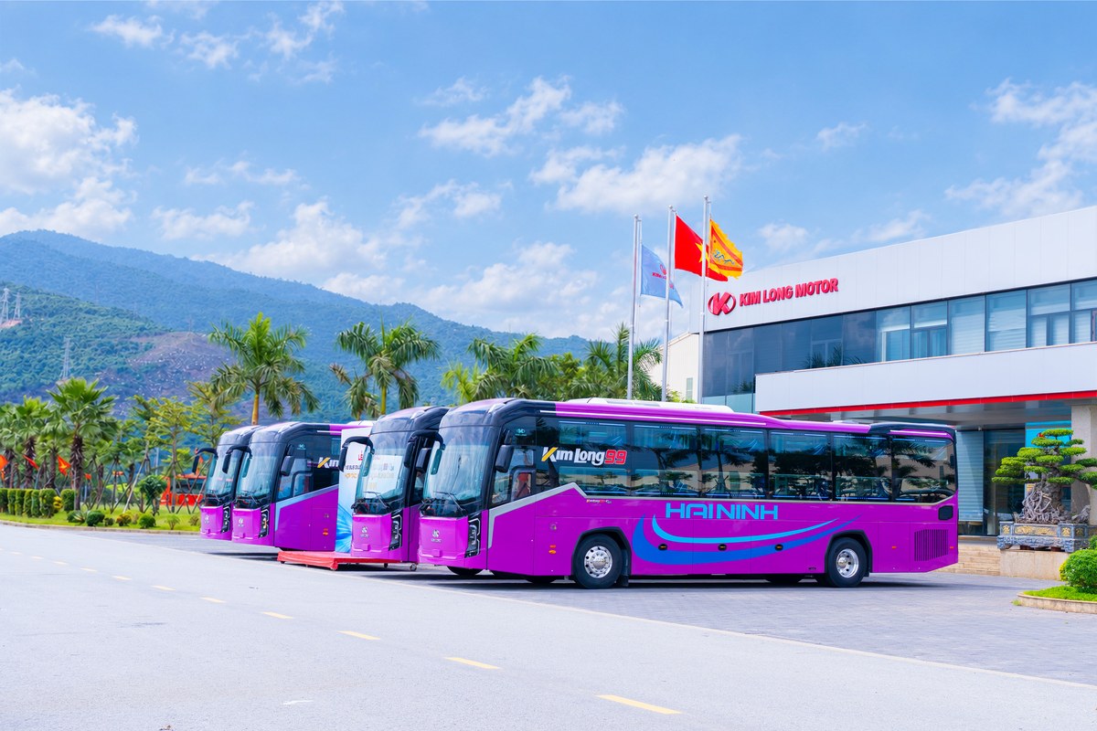 Đoàn xe bus giường nằm KIMLONG99-G34 của nhà xe Hải Ninh trước Kim Long Motor Huế