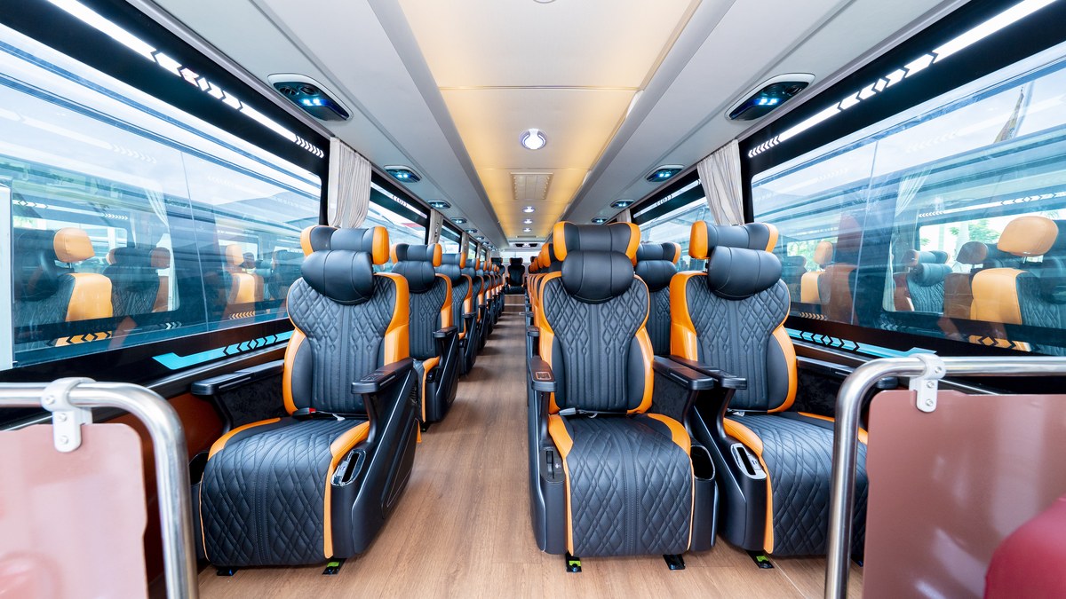 Khoang ghế Limousine nhập khẩu bên trong xe bus KIMLONG99-N29