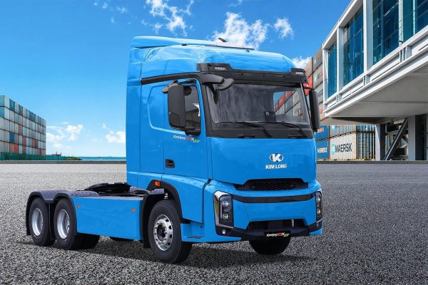 Xe đầu kéo điện Kim Long K9KEV nhìn nghiêng tại bãi container