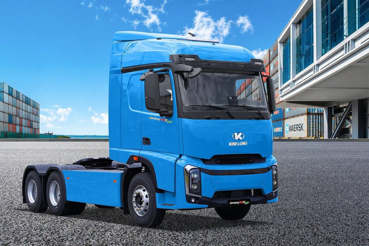 Xe đầu kéo điện Kim Long K9KEV nhìn nghiêng tại bãi container
