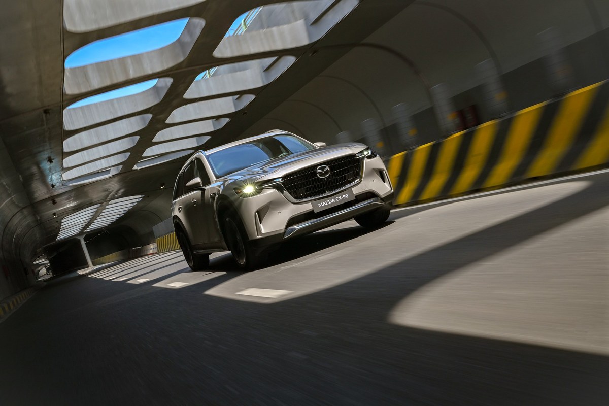 Mazda CX-90 chạy trong hầm đường bộ