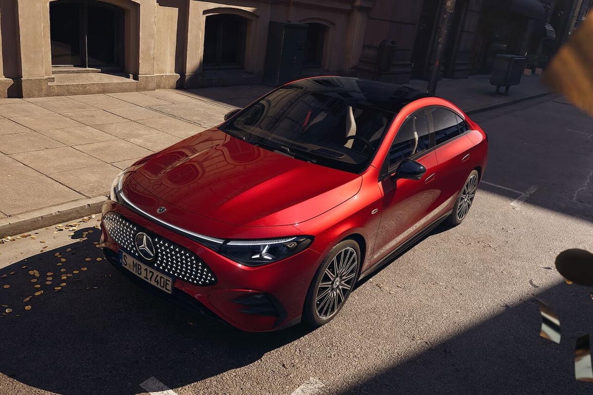 Đầu xe Mercedes-Benz CLA điện với lưới tản nhiệt phát sáng