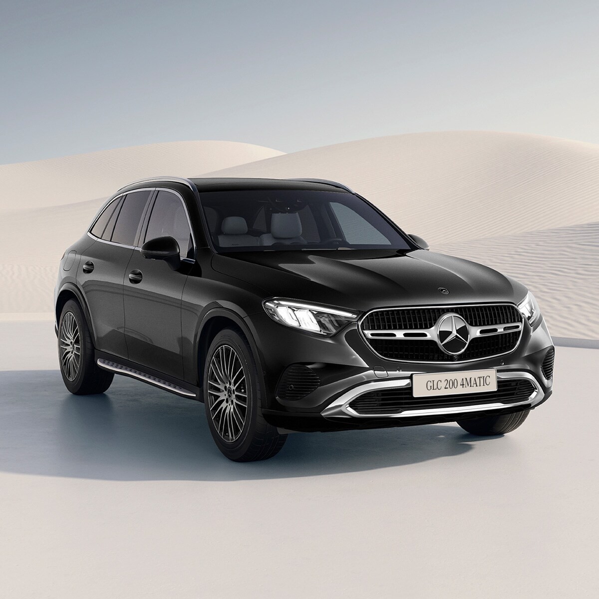 Mercedes-Benz GLC 200 4MATIC màu đen trên nền cồn cát