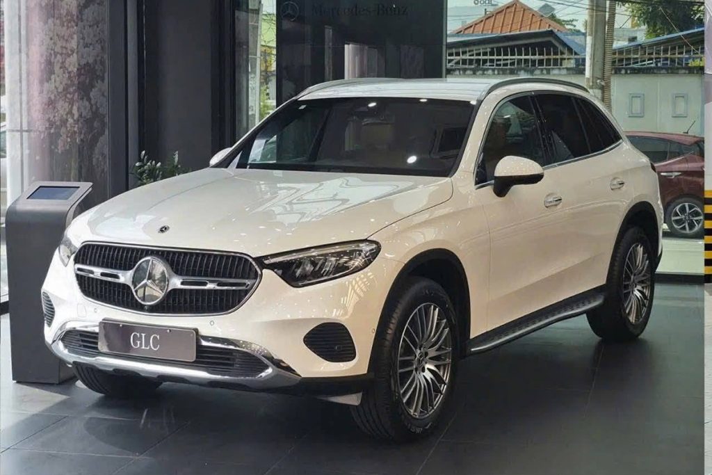 Mercedes-Benz GLC 200 4MATIC màu trắng trưng bày tại showroom