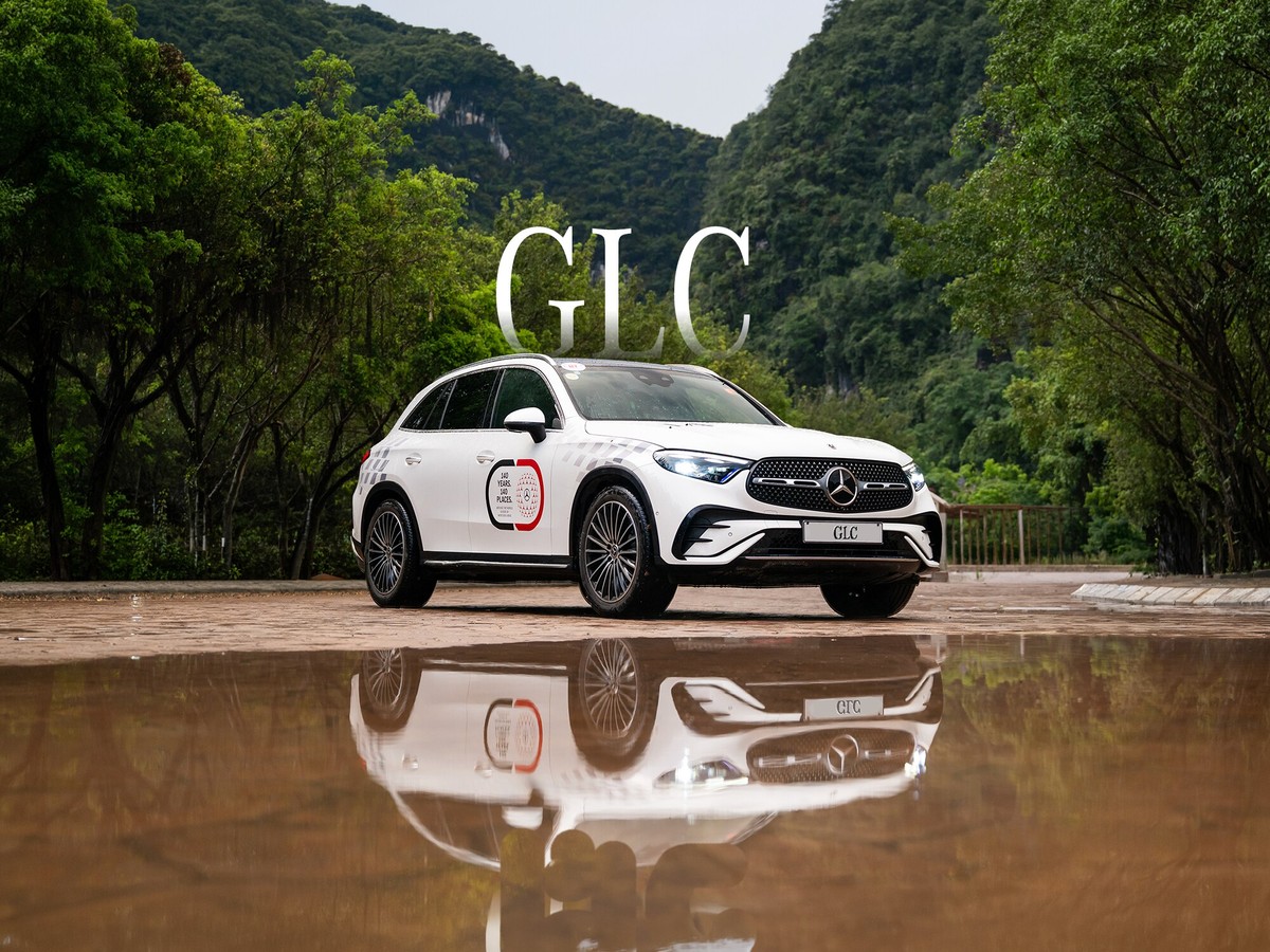 Mercedes-Benz GLC màu trắng trước nền núi rừng