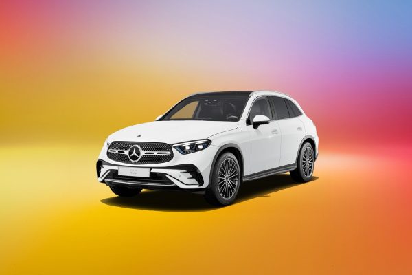 Mercedes-Benz GLC màu trắng trong chương trình ưu đãi tháng 10/2026