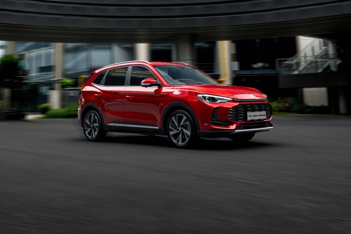 MG All New ZS màu đỏ chạy trong khu đô thị