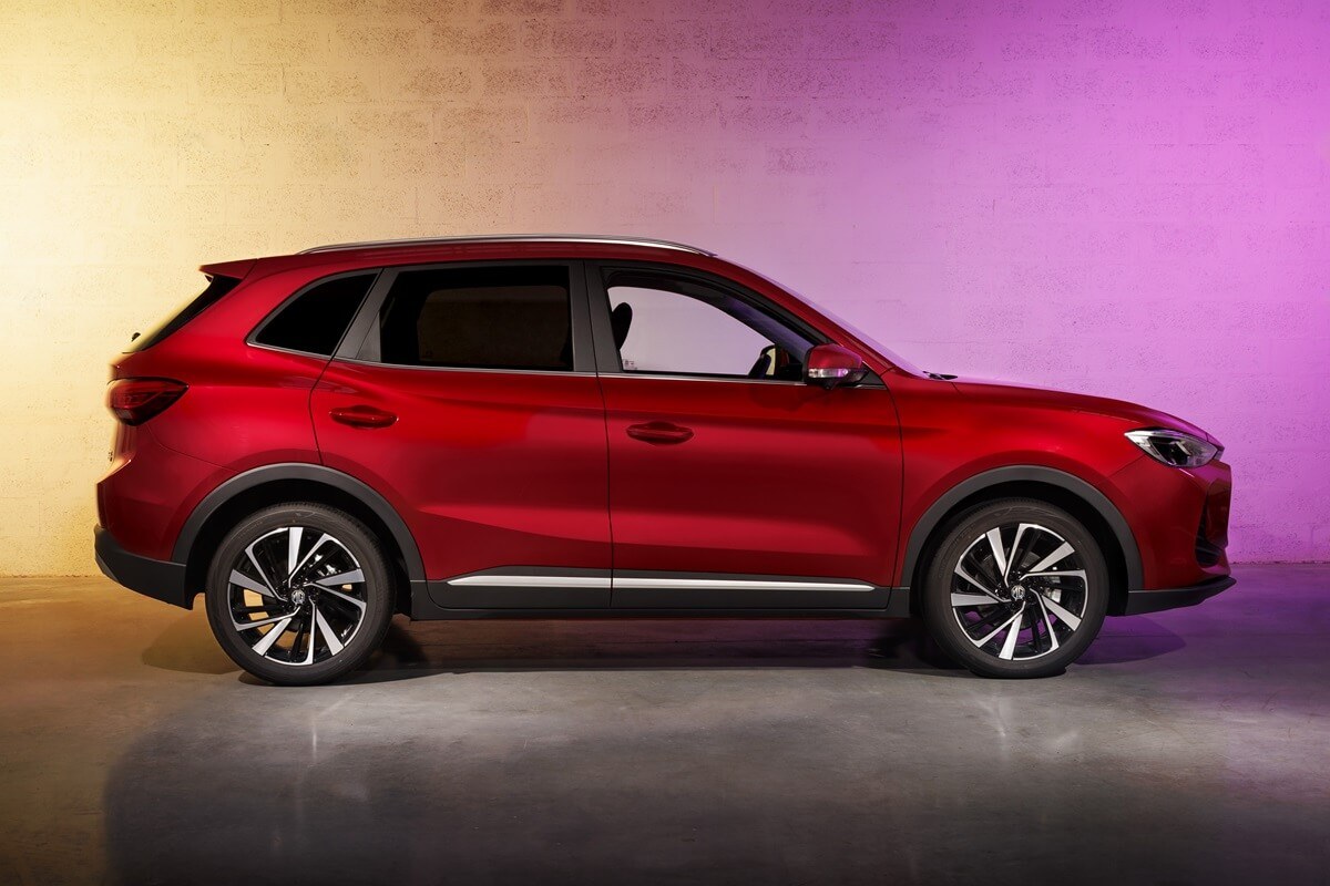 All New ZS HEV+ màu đỏ nhìn ngang