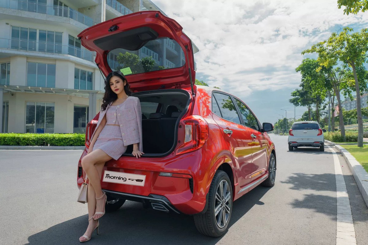 Kia Morning màu đỏ mở cốp sau