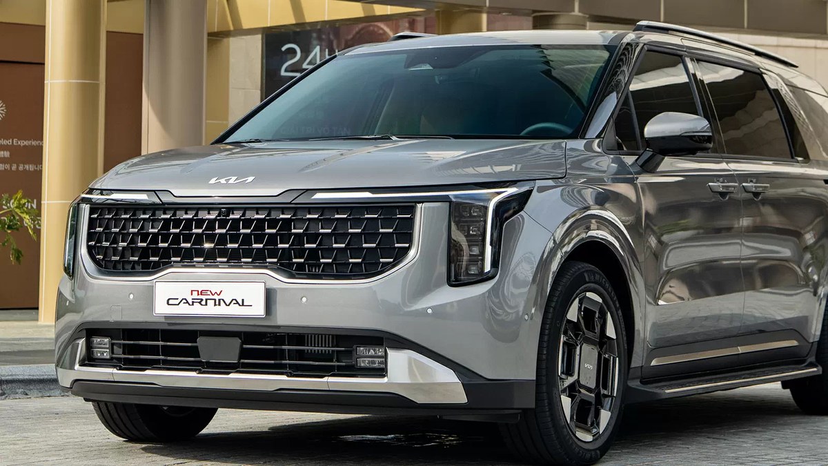 Đầu xe New Carnival Hybrid với lưới tản nhiệt và cửa hút gió AAF