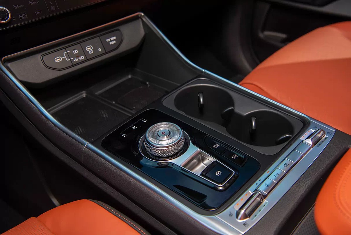 Cần số dạng núm xoay và bệ trung tâm của New Carnival
