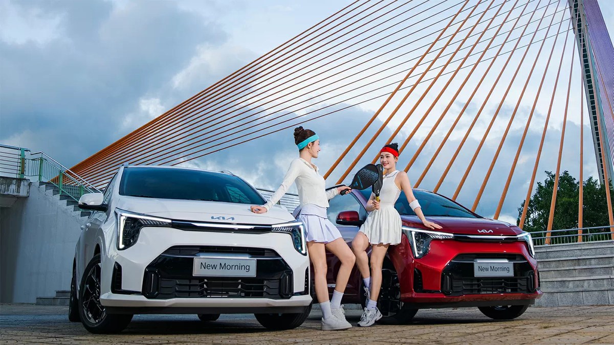 Hai chiếc New Morning đỗ cạnh cầu dây văng
