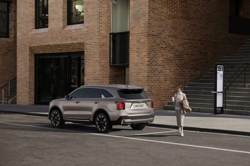 New Sorento Hybrid đỗ trên phố
