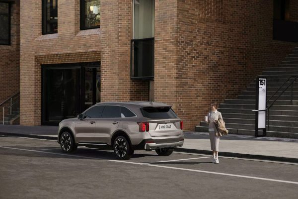 New Sorento Hybrid đỗ trên phố