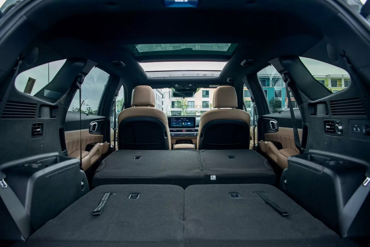 Khoang hành lý rộng của New Sorento Hybrid khi gập hàng ghế