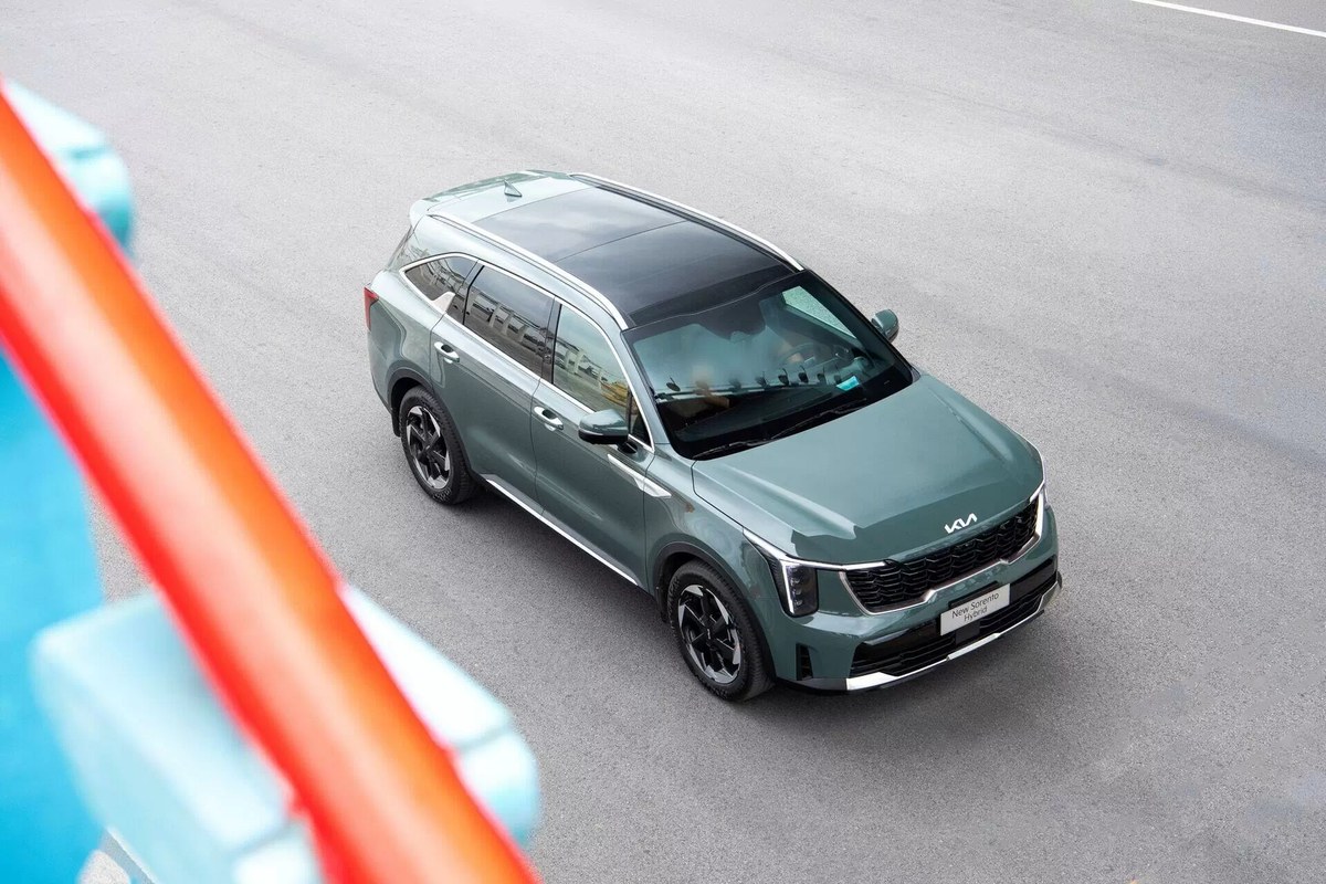 New Sorento Hybrid màu xanh nhìn từ trên cao