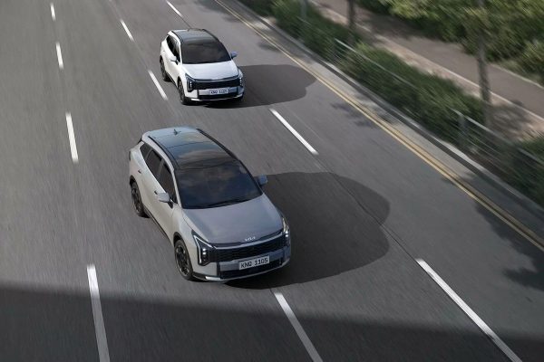 Hai xe New Sportage Hybrid chạy trên đường nhìn từ trên cao
