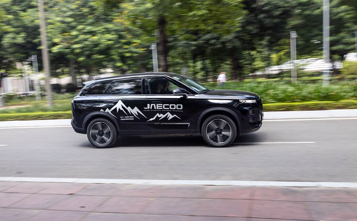 Jaecoo J7 màu đen trong hoạt động lái thử
