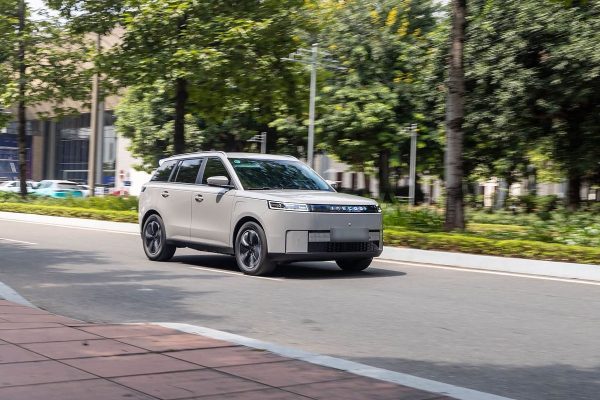 Jaecoo J5 màu be trong hoạt động lái thử