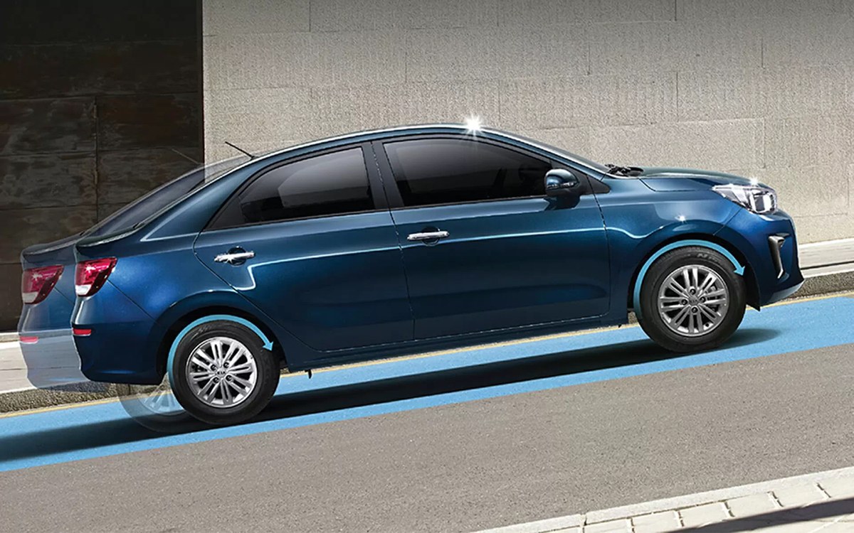 Kia Soluto màu xanh nhìn từ bên hông