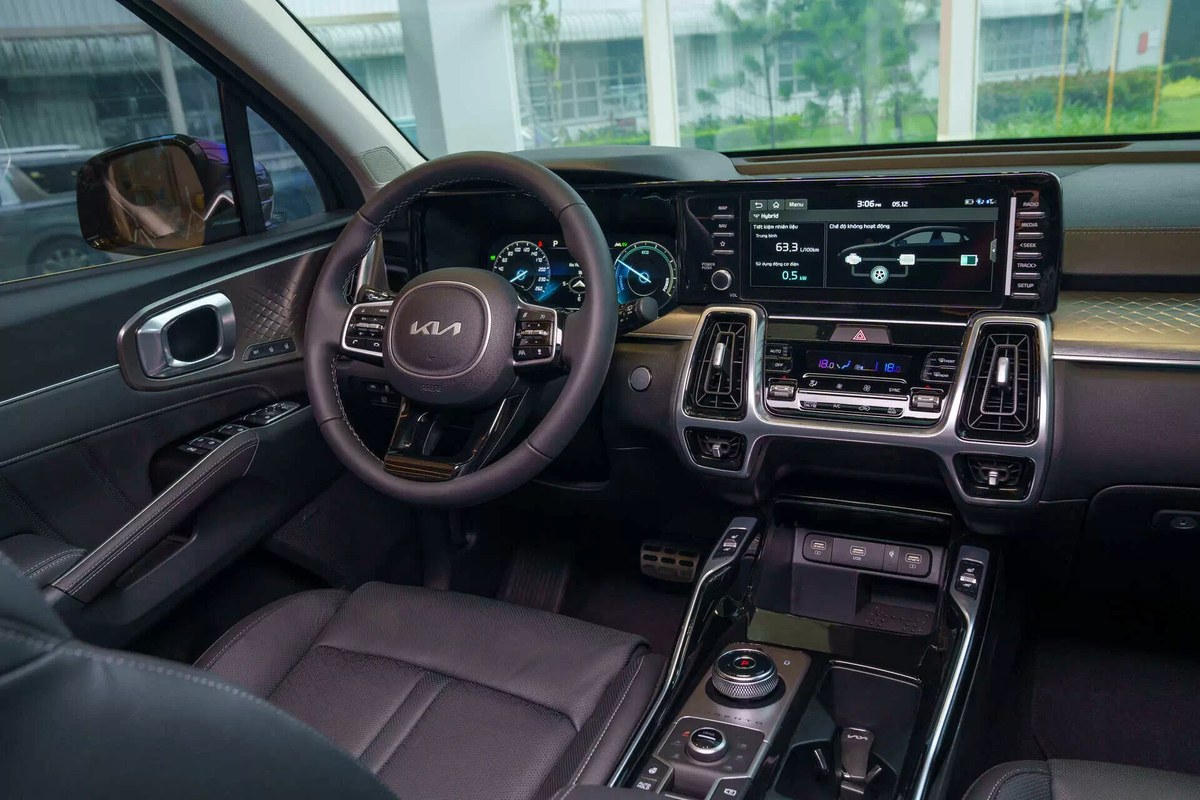 Khoang lái Sorento Hybrid với màn hình thông tin và cần số núm xoay