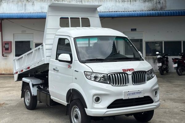 Xe ben SRM T15 990 kg nhìn chéo phía trước khi nâng thùng ben