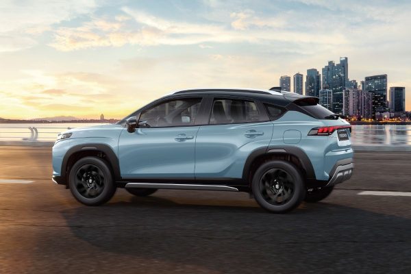 Suzuki Fronx đỗ bên bờ nước lúc hoàng hôn