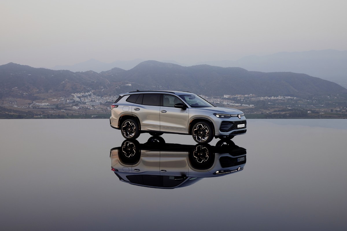 Volkswagen Tayron màu bạc trước dãy núi