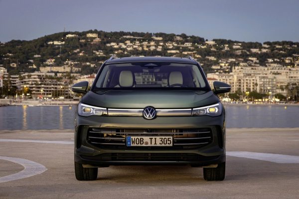 Tiguan màu xám với đèn pha sáng